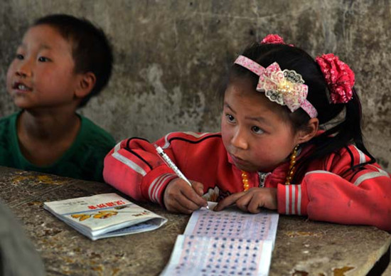 A girl attends a class at a rural school in Bijie, Guizhou province. China's education authority said the country will make more efforts to improve fairness in education. [PENG NIAN / FOR CHINA DAILY]