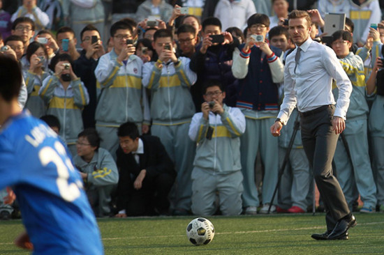 David Beckham plays soccer with students in Beijing No 2 Middle School on March 20, 2013. [Cui Meng/chinadaily.com.cn]