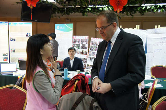 Leaders of NGOs hold a group discussion at a training class in Beijing, March 19, 2013. [Photo provided to chinadaily.com.cn]