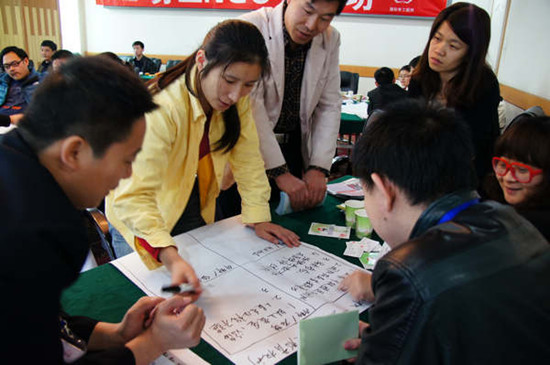 A NGO leader, left, speaks with a potential sponsor at 2013 Beijing NGO Exhibition in Beijing, March 20, 2013. [Photo provided to chinadaily.com.cn]