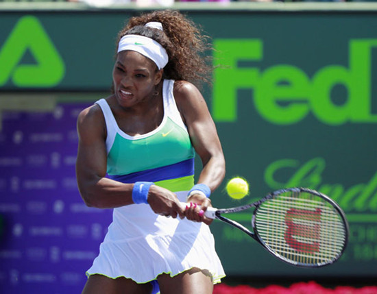 Serena Williams of the US hits a backhand to China's Li Na during their match at the Sony Open Tennis tournament in Key Biscayne, Florida, March 26, 2013. [Photo/Agencies]