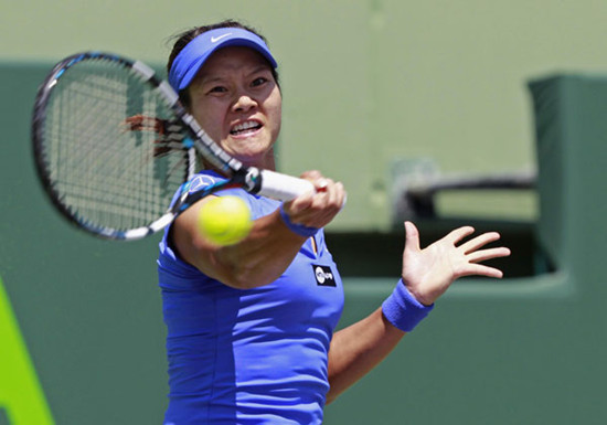 China's Li Na hits a forehand shot to Serena Williams of the US during their match at the Sony Open Tennis tournament in Key Biscayne, Florida, March 26, 2013. [Photo/Agencies]