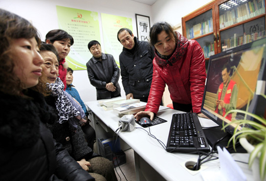 Residents watch a documentary on clean governance in Huaiguqiao neighborhood community center in Wuxi, Jiangsu province. Nan Ke / for China Daily