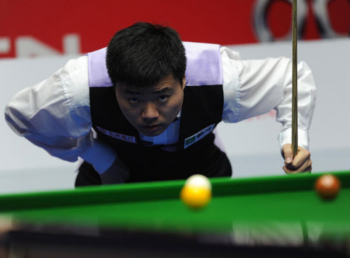 ing Junhui eyes balls during the first round at the World Snooker China Open in Beijing March 27, 2013.  [Photo/Xinhua]