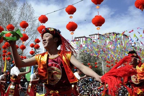 Farmers dance on the street in Lhasa, capital of the Tibet autonomous region, on Thursday to celebrate the Serfs Emancipation Day.JOGOD / XINHUA 