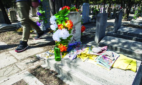 Offerings are left at graves ahead of the Qingming Festival at Babaoshan People's Cemetery, Shijingshan district. Photo: Li Hao/GT