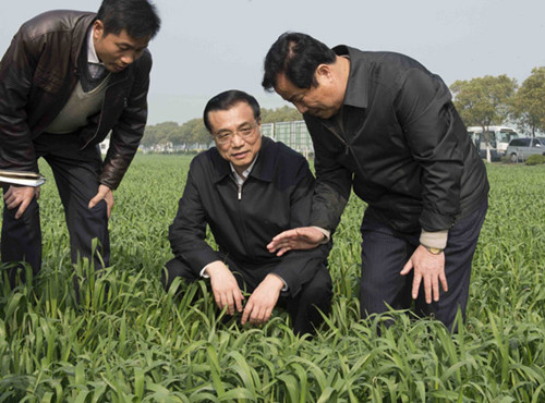 Photo taken on March 28, 2013 shows Chinese Premier Li Keqiang (C) visits the Tianniang family farm in Changshu City, east China's Jiangsu Province. (Xinhua)