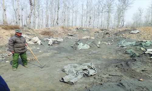 A guard shows visiting soil experts the site where toxic chemicals were allegedly dumped by a South Korean auto parts company in Miyun county. The guard was hired by the owner to prevent future dumping. Photo: Yin Yeping/GT