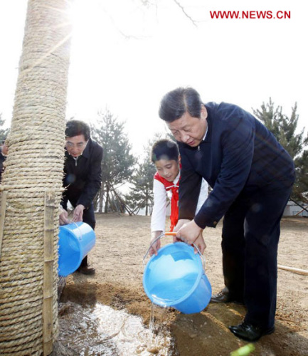 Xi Jinping (front) waters a maidenhair tree together with a pupil during a tree-planting event in Fengtai District in Beijing, capital of China, April 2, 2013. Chinese top leaders Xi Jinping, Li Keqiang, Zhang Dejiang, Yu Zhengsheng, Liu Yunshan, Wang Qishan and Zhang Gaoli joined in the tree planting event here on Tuesday. (Xinhua/Ju Peng)