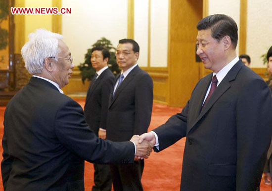 Chinese President Xi Jinping (R) shakes hands with Victor Sikonina, deputy dean of the Diplomatic Corps and Madagascar's ambassador to China, at the Great Hall of the People in Beijing, capital of China, April 3, 2013. Chinese President Xi Jinping, Premier Li Keqiang and Vice President Li Yuanchao on Wednesday met with 180 foreign ambassadors and representatives of international organizations based in Beijing. (Xinhua/Ju Peng)