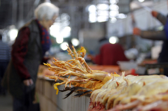 Chickens on sale at a market in Shanghai on Wednesday. TANG YANJUN / CHINA NEWS SERVICE