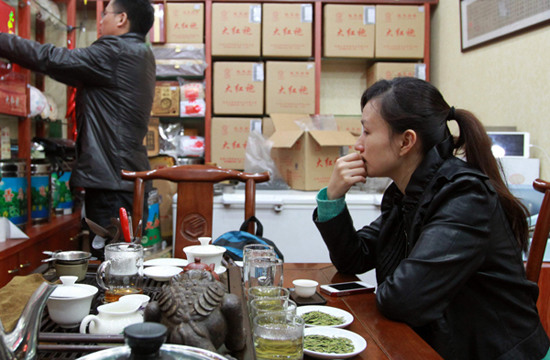 A customer tastes mingqian tea in a Shanghai tea shop. Ding Ting / Xinhua