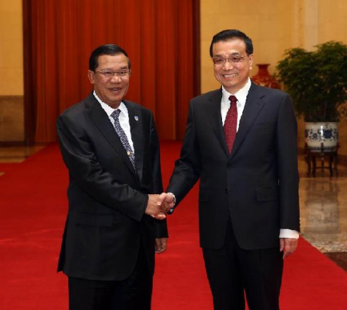 Chinese Premier Li Keqiang (R) shakes hands with Cambodian Prime Minister Hun Sen in Beijing, capital of China, April 8, 2013. (Xinhua/Liu Weibing)