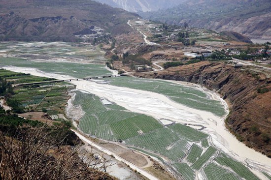 A bird's-eye view of the polluted Xiaojiang River in March. GUO TIELIU / For China Daily