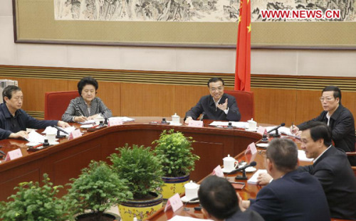 Chinese Premier Li Keqiang (3rd L) chairs a seminar on macroeconomics, foreign trade, finance and real estate attended by scholars and entrepreneurs, in Beijing, capital of China, April 12, 2013. (Xinhua/Ju Peng)