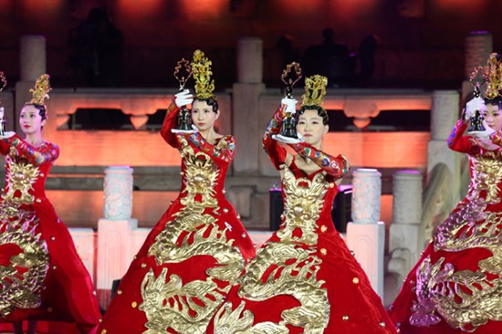 Staff workers show the Tiantan Awards for the third Beijing International Film Festival on Tuesday. Jiang Dong / China Daily