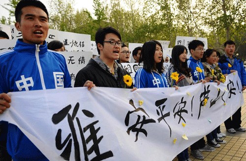 Students in Liaocheng city of Shandong province hold banners praying for the safety of people in Ya'an city, Southwest China's Sichuan province on April 20, after a 7.0-magnitude earthquake hit the area on Saturday morning. [Photo/Xinhua]