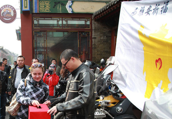 A Russian woman donates money for Ya'an in Hohhot, capital of Inner Mongolia autonomous region on April 21, 2013. Gao Jiang For China Daily