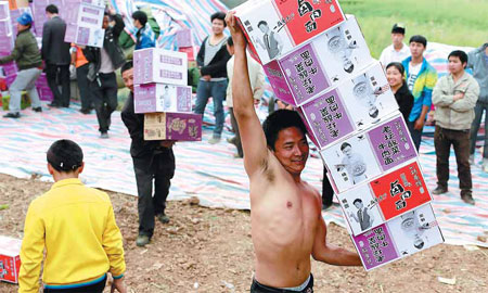 Supplies of instant noodles arrive at Wuxing village in Lushan county. Photos by Feng Yongbin / China Daily