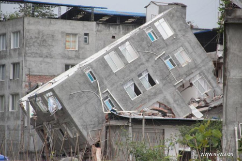 Photo taken on April 21, 2013 shows the damaged house in the quake-hit Zhongling Village of Baoxing County, southwest China's Sichuan Province. The village suffered severe damage in the earthquake as most of the houses were built by villagers and couldn't endure quake. [Photo:Xinhua/Xu Qiang]