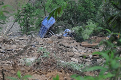 A truck is buried in the landslide in Qinggangpo township of Sinan county, Southwest China's Guizhou province, April 23, 2013. [Photo/Xinhua]