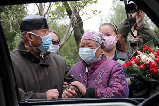 A man previously infected with the H7N9 bird flu virus in Zhoukou, Henan province, has recovered and was discharged from a hospital on Tuesday. Jin Yuequan / For China Daily 