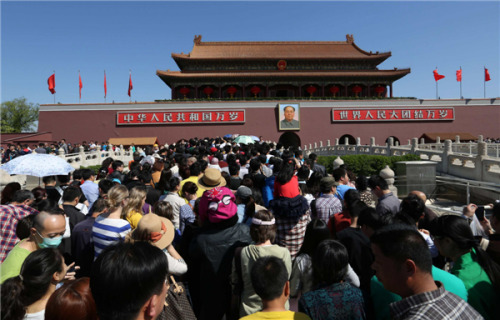 Tourists visit the Tiananmen Square in Beijing, April 30, 2013. Tourism boosted in Beijing during the three-day public holidays for the International Workers' Day which falls on May 1 every year. [Photo/Asianewsphoto]