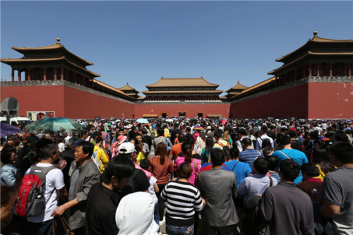 Tourists visit the Palace Museum in Beijing, April 30, 2013. [Photo/Asianewsphoto]