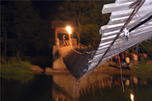   A suspension bridge overturns in Fenghuang county, a tourist town in Central China's Hunan province, May 1, 2013. [Photo/Xinhua]