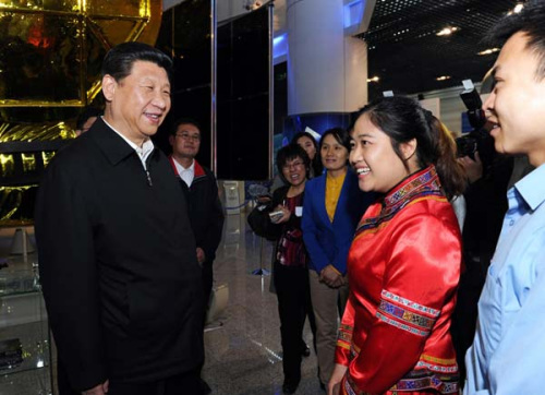 Chinese President Xi Jinping talks with young people before he delivers a speech at the China Academy of Space Technology in Beijing, May 4, 2013. [Photo / Xinhua]