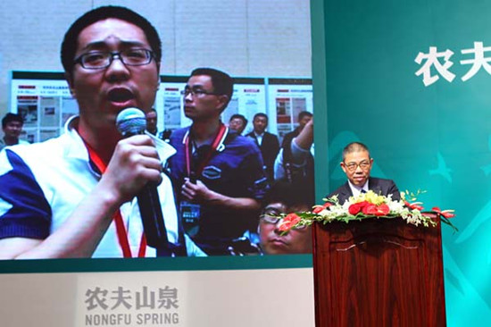 Zhong Shanshan, chairman of Nongfu Spring, is interrupted by a Beijing Times reporter as the two argue about water standards during a news conference in Beijing on Monday. Zou Hong / China Daily 