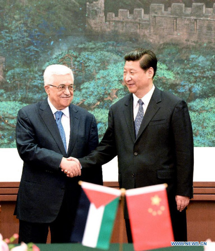 Chinese President Xi Jinping (R) shakes hands with Palestinian President Mahmoud Abbas during a signing ceremony at the Great Hall of the People in Beijing, capital of China, May 6, 2013.(Xinhua/Ma Zhancheng) 