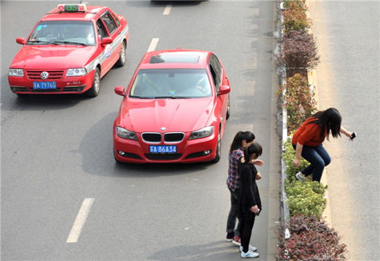 Traffic police in many parts of the country have launched a campaign to strengthen punishments for jaywalkers. [Photo by You You / for China Daily]