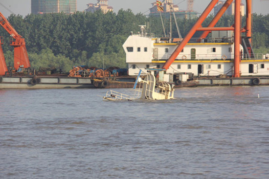 A cargo ship sinks after hitting with Nanjing Yangtze River Bridge in Nanjing, Jiangsu province at 4:20 am on May 12. [Photo/Xinhua]