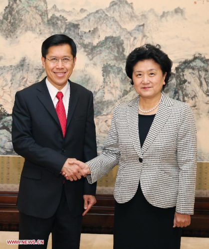 Chinese Vice Premier Liu Yandong (R) meets with Thai Deputy Prime Minister and Education Minister Phongthep Thepkanjana in Beijing, capital of China, May 24, 2013. (Xinhua/Yao Dawei)