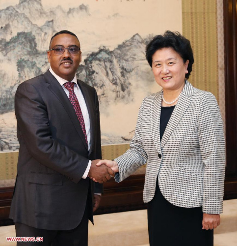 Chinese Vice Premier Liu Yandong (R) meets with Ethiopian Deputy Prime Minister and Education Minister Demeke Mekonnen in Beijing, capital of China, May 24, 2013. (Xinhua/Yao Dawei)