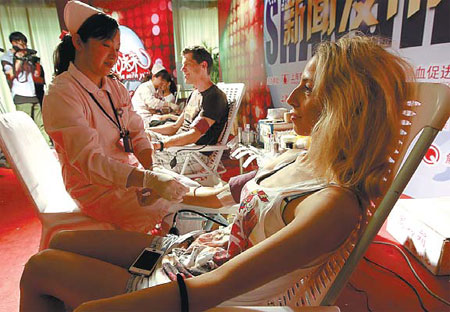 Expatriates in Shanghai donate blood in Shanghai's Qingpu district on Sunday. Gao Erqiang / China Daily