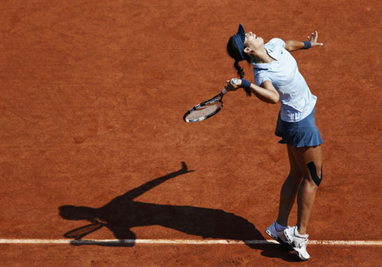 Li Na of China serves to Anabel Medina Garrigues of Spain during their women's singles match at the French Open tennis tournament at the Roland Garros stadium in Paris, May 27, 2013. [Photo/Agencies]