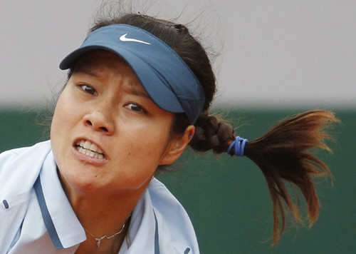 Li Na of China is pictured as she serves to Bethanie Mattek-Sands of the US during their women's singles match at the French Open tennis tournament at the Roland Garros stadium in Paris, May 30, 2013. [Photo/Agencies]