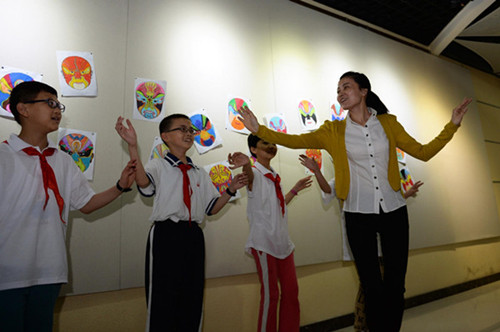 On the arrival of International Children's Day,children from nearly 200 primary schools visit the Shanxi Opera Museum that was built on the campus of Xi'an Jiaotong University.[Photo/Xinhua] 