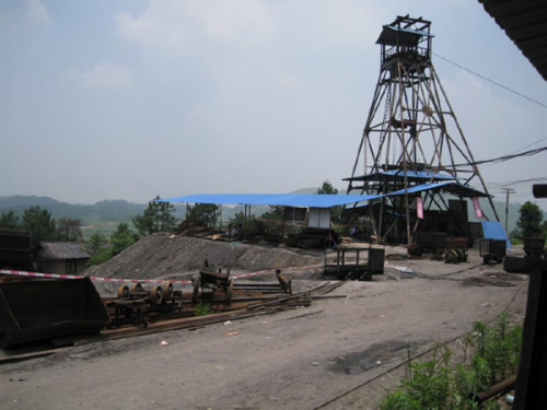 Photo taken by mobile phone on June 3, 2013 shows Simachong coal mine where a colliery gas explosion happened in Shaodong County, central China's Hunan Province. Ten people have been confirmed dead after a colliery gas explosion occurred on Sunday at Simachong coal mine, local authorities said on Monday. (Xinhua) 