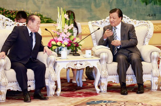 Liu Yunshan (right), a member of China's top political authority, meets a visiting delegation of veteran Japanese members of various parties led by Hiromu Nonaka (left), former Japanese chief cabinet secretary, in Beijing on Monday. Feng Yongbin / China Daily