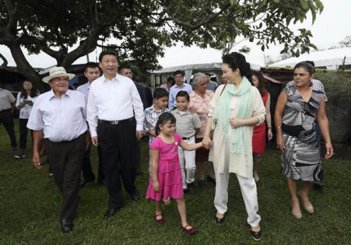 Chinese President Xi Jinping (2nd L, front) and his wife Peng Liyuan (2nd R, front) visit a local farmer's family in Costa Rica, June 3, 2013. [Photo/Xinhua]