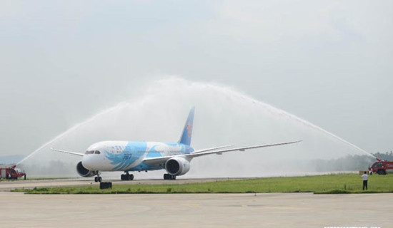 A Boeing 787 Dreamliner run by China Southern Airlines arrives in Guangzhou, capital of South China's Guangdong province, June 2, 2013. This was the first Boeing 787 Dreamliner obtained by China. [Photo/Xinhua]