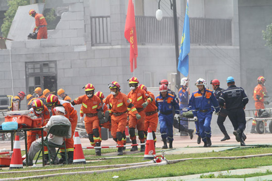 Disaster relief teams from Shanghai Cooperation Organization member countries participate in a disaster relief drill in Shaoxing, Zhejiang province, on Sunday. Under the scenario of the drill, a deadly magnitude-8 earthquake has occurred in a large city in Zhejiang, and China has asked for help from other SCO members. YU CHANGLONG / FOR CHINA DAILY 