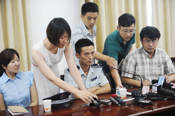 Reporters start their recorders at a news conference in Wuhan, Hubei province, on Monday with Yang Xi (first left) and Gui Wenjing (third left), two urban management officers who disguised themselves as street vendors over the past month. MIAO JIAN / FOR CHINA DAILY