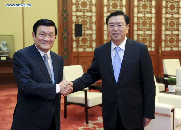 Zhang Dejiang (R), chairman of the Standing Committee of the National People's Congress (NPC), meets with Vietnamese President Truong Tan Sang, in Beijing, capital of China, June 20, 2013. (Xinhua/Zhang Duo)