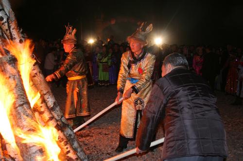 Each year on the 18th of June, the Oroqen people of the Greater Khingan Mountains in Northern China hold their Bonfire Festival. (Photo: CNTV.cn)