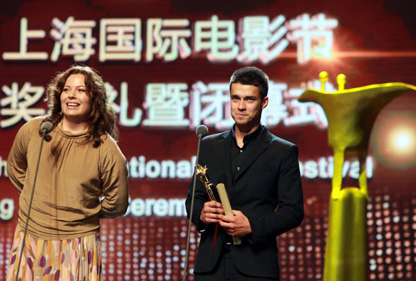 Creators of Russian film The Major receive the Golden Goblet for best feature film at the closing ceremony of the 16th Shanghai International Film Festival on June 23, 2013. [Photo/Xinhua]