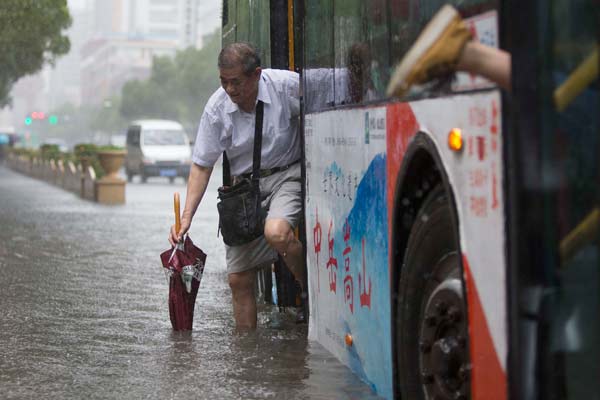 Downpours on Tuesday seriously disrupt traffic in Nanjing, capital of Jiangsu province. Heavy rain that has affected the middle and lower reaches of the Yangtze River since Monday is expected to last for about a week. Song Qiao / For China Daily 